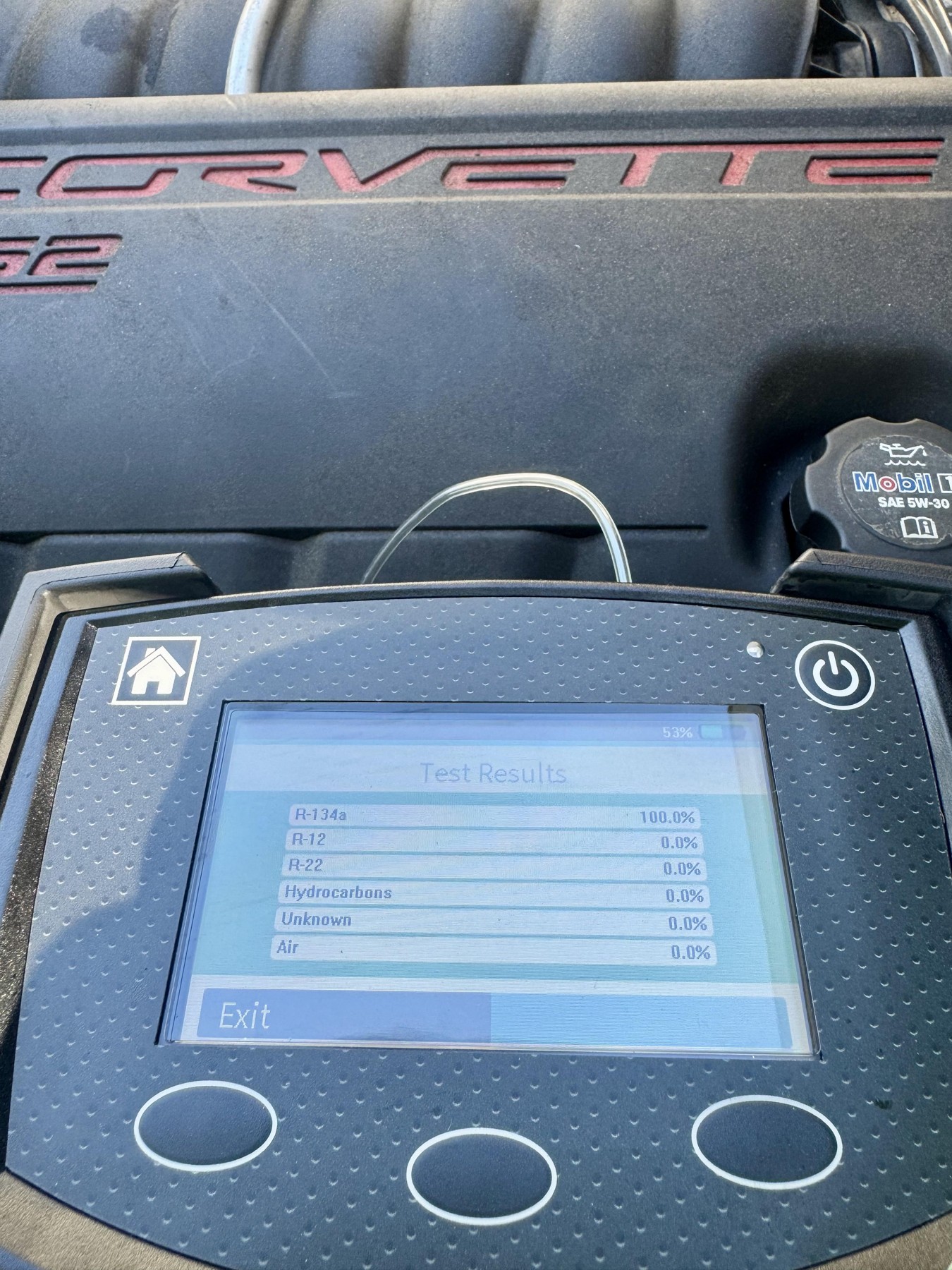 Refrigerant analyzer test results showing 100.0% R-134a and 0.0% for the other listed substances.